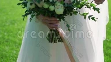 年轻的新娘穿着婚纱，在公园里捧着花束。 白色<strong>豪</strong>华<strong>礼</strong>服